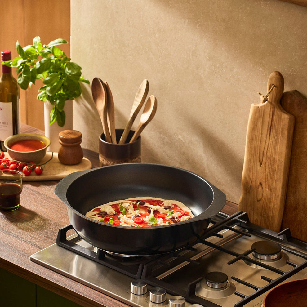 Bessemer Black Round Cook n Bake 37cm